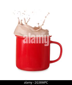 Tasse Kakao mit Spritzer auf weißem Hintergrund Stockfoto