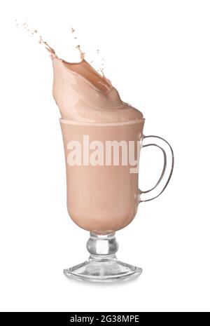 Glas-Tasse Kakao-Drink mit Spritzer auf weißem Hintergrund Stockfoto