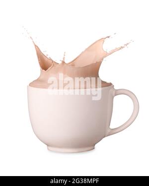Tasse Kakao mit Spritzer auf weißem Hintergrund Stockfoto