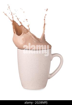 Tasse Kakao mit Spritzer auf weißem Hintergrund Stockfoto