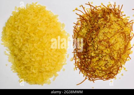 Auf der linken Seite des Rahmens - Reis, auf der rechten - Couscous mit feinen vermicelli. Beide Produkte sind mit den gleichen Objektträgern auf einem weißen Clipping-Backg gefüllt Stockfoto