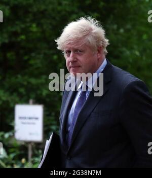 London, England, Großbritannien. Juni 2021. Der britische Premierminister BORIS JOHNSON kehrt nach einer Pressekonferenz in die Downing Street 10 zurück, wo er eine Verzögerung bis zum letzten Schritt der Lockdown-Aufhebung in Großbritannien angekündigt hat. Die verbleibenden Coronavirus-Maßnahmen werden wie geplant am 19. Juli statt am 21. Juni aufgehoben. Kredit: Tayfun Salci/ZUMA Wire/Alamy Live Nachrichten Stockfoto