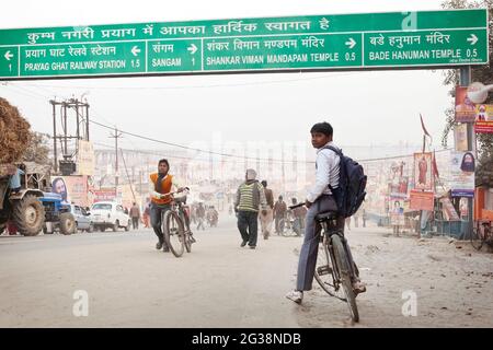 Menschen auf einer Straße in Allahabad/Prayagraj Stockfoto