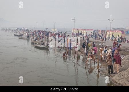 Baden im Ganges-Fluss an der Kumbh Mela in Indien Stockfoto