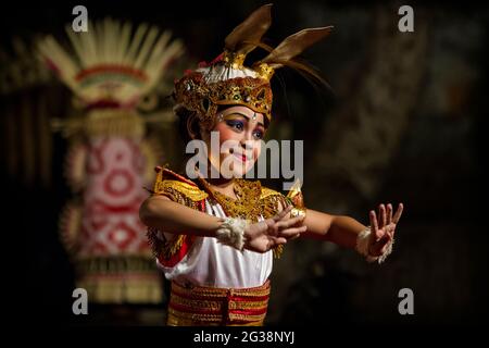 Junge Frau, die Durchführung einer traditionellen balinesischen Tanz auf der Bühne in Ubud, Bali Stockfoto