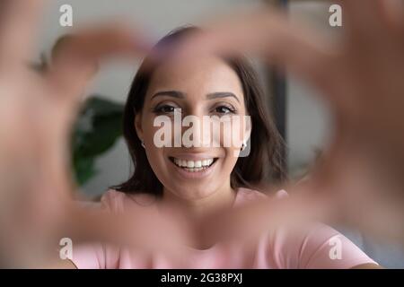 Porträt einer lächelnden arabischen Frau mit Herzgeste Stockfoto