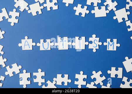 Wort AUTISMUS aus Puzzles auf farbigem Hintergrund Stockfoto