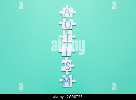 Wort AUTISMUS aus Puzzles auf farbigem Hintergrund Stockfoto