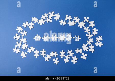Wort AUTISMUS aus Puzzles auf farbigem Hintergrund Stockfoto