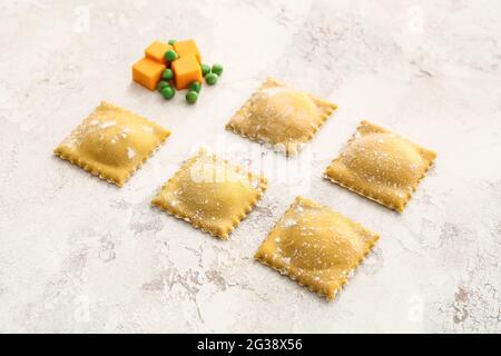 Rohe Ravioli auf hellem Hintergrund Stockfoto