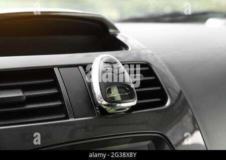 Lufterfrischer hängt im Auto, Nahaufnahme Stockfoto