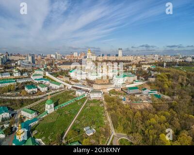 Luftaufnahme von oben mit Drohne von Kiev Pechersk Lavra oder dem Kiewer Höhlenkloster in Kiew, Ukraine. Stockfoto