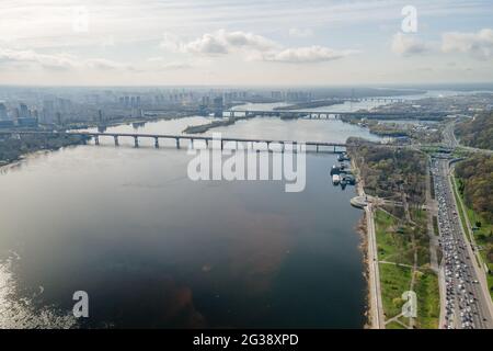 Luftaufnahme von oben mit Drohne von Kiew Stadtbild und Dnjepr Fluss in Kiew Stadt, Ukraine. Stockfoto