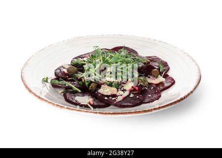 Teller mit köstlichem Rote Beete Carpacio auf weißem Hintergrund Stockfoto