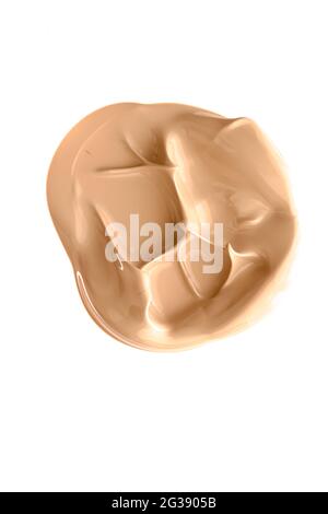 Beige kosmetische Textur isoliert auf weißem Hintergrund, verschmiert Make-up Emulsion Creme Abstrich oder Foundation Abstrich, zerkleinert Kosmetik-Produkt und Stockfoto