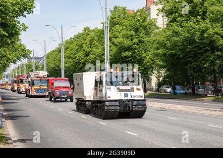 Verfolgte das hochmobile Sisu-Einsatzfahrzeug bei der Parade zum 160. Jahrestag der Rettung der Stadt Helsinki im Bezirk Munkkiniemi in Helsinki, Finnland Stockfoto
