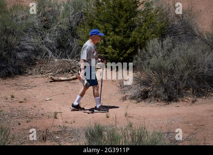 Ein älterer Mann geht auf einem Naturlehrpfad in Santa Fe, New Mexico. Stockfoto