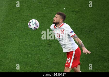 Sankt Petersburg, Russland. Juni 2021. Mateusz Klich (14) aus Polen wurde während der Europameisterschaft EURO 2020 zwischen Polen und der Slowakei in der Gazprom Arena in Aktion gesehen (Endstand; Polen 1:2 Slowakei). Kredit: SOPA Images Limited/Alamy Live Nachrichten Stockfoto