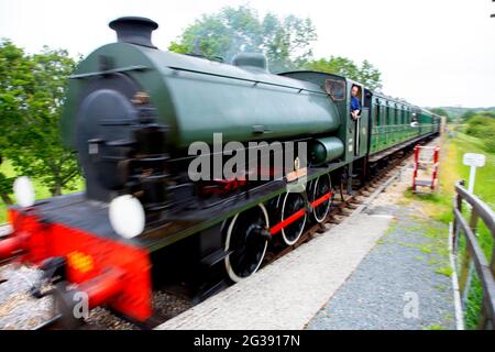 Zug, Passagiere, Bahnsteige, Crew, Personal, Steam, Railway, Isle of Wight, England, Großbritannien Stockfoto