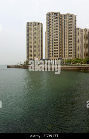 Neue Wohngebäude am Hafen in Qingdao, Provinz Shandong, China Stockfoto