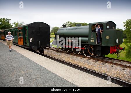 Zug, Passagiere, Bahnsteige, Crew, Personal, Steam, Railway, Isle of Wight, England, Großbritannien Stockfoto