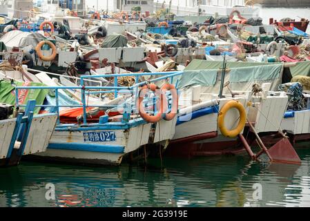 Viele kleine Boote vertäuten in einem Hafen für Fischerei- und Vergnügungsboote in Qingdao, Provinz Shandong, China Stockfoto