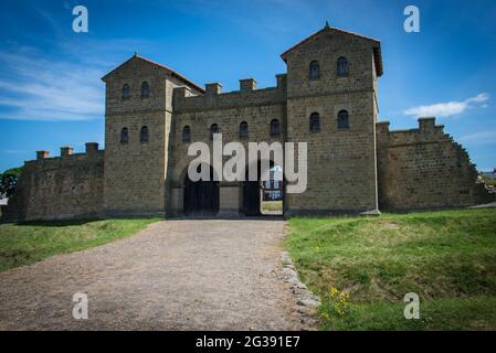 Rekonstruiert nach historischen Modellen: Das Tor zur archäologischen Stätte der römischen Festung Arbeia in South Shields an der Mündung des Flusses Tyne. Stockfoto