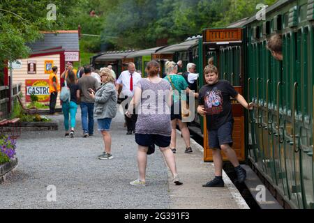 Zug, Passagiere, Bahnsteige, Crew, Personal, Steam, Railway, Isle of Wight, England, Großbritannien Stockfoto