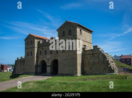 Rekonstruiert nach historischen Modellen: Das Tor zur archäologischen Stätte der römischen Festung Arbeia in South Shields an der Mündung des Flusses Tyne. Stockfoto