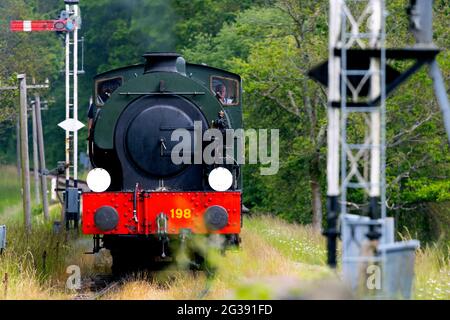 Zug, Passagiere, Bahnsteige, Crew, Personal, Steam, Railway, Isle of Wight, England, Großbritannien Stockfoto