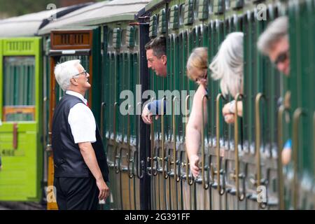 Zug, Passagiere, Bahnsteige, Crew, Personal, Steam, Railway, Isle of Wight, England, Großbritannien Stockfoto