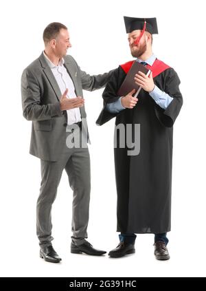 Glücklich männlichen Abschluss Student mit seinem Vater auf weißem Hintergrund Stockfoto