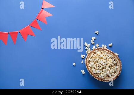 Hut mit Popcorn und Girlande auf farbigem Hintergrund. Festa Junina (Junifest) Feier Stockfoto