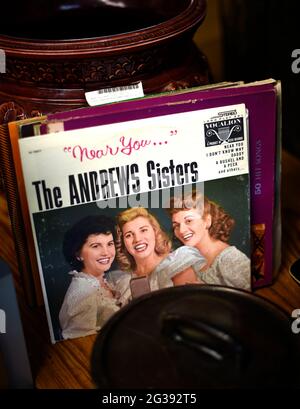 Ein Vinylalbum der Andrews Sisters mit dem Titel „Near You“, das 1958 von Vocalion Records veröffentlicht wurde und in einem Antiquitätengeschäft in New Mexico verkauft wird. Stockfoto