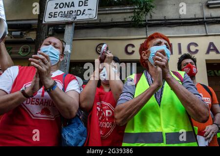 Madrid, Spanien. Juni 2021. Demonstranten hielten Transparente und Plakate, die Slogans während der Madrider Auftaktkundgebung zur Verteidigung der Mietpreisregulierung riefen, die von der Union der Mieter und Mieter von Madrid gefordert wurde. Vor dem Hauptquartier der PSOE (Spanische Sozialistische Arbeiterpartei). Kredit: SOPA Images Limited/Alamy Live Nachrichten Stockfoto