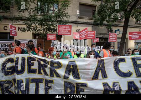 Madrid, Spanien. Juni 2021. Demonstranten halten Transparente und Plakate, die während der Auftaktveranstaltung in Madrid Slogans rufen, um die Mietpreisregulierung zu verteidigen, die von der Union der Mieter und Mieter von Madrid vor dem Hauptquartier der PSOE (Spanische Sozialistische Arbeiterpartei) gerufen wurde. Kredit: SOPA Images Limited/Alamy Live Nachrichten Stockfoto