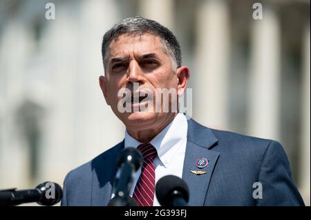 Washington, Usa. Juni 2021. US-Repräsentant Andrew Clyde (R-GA) spricht auf einer Pressekonferenz über eine Klage gegen Geldstrafen, die aufgrund der Resolution 73 des Repräsentantenhauses erhoben werden, die dem Sergeant-at-Arms die Befugnis gibt, gegen Mitglieder, Delegierte, Oder den Resident Commissioner für das Versäumnis, die Sicherheitsprüfung für den Eintritt in die Kammer des Repräsentantenhauses und für andere Zwecke abzuschließen.“ Kredit: SOPA Images Limited/Alamy Live Nachrichten Stockfoto