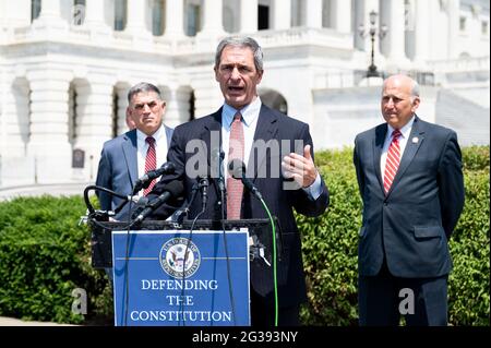 Washington, Usa. Juni 2021. Ken Cuccinelli, ehemaliger hochrangiger Beamter, der die Aufgaben des stellvertretenden Sekretärs der Heimatsicherheit ausführte, spricht auf einer Pressekonferenz über eine Klage gegen Geldstrafen, die aufgrund der Resolution 73 des Repräsentantenhauses erhoben werden, die dem Waffenfeldwebel die Befugnis zur Bestragung von Mitgliedern, Delegierten, Oder den Resident Commissioner für das Versäumnis, die Sicherheitsprüfung für den Eintritt in die Kammer des Repräsentantenhauses und für andere Zwecke abzuschließen.“ Kredit: SOPA Images Limited/Alamy Live Nachrichten Stockfoto