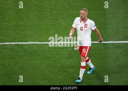 Sankt Petersburg, Russland. Juni 2021. Kamil Glik (15) aus Polen wurde während der Europameisterschaft EURO 2020 zwischen Polen und der Slowakei in der Gazprom Arena gesehen (Endstand; Polen 1:2 Slowakei). (Foto von Maksim Konstantinov/SOPA Images/Sipa USA) Quelle: SIPA USA/Alamy Live News Stockfoto