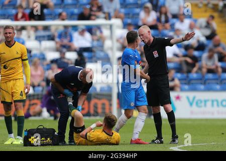 STOCKPORT, GROSSBRITANNIEN. Am 13. JUNI schickt Schiedsrichter David Richardson John Rooney von Stockport County weg, während Mark Shelton von Hartlepool United während des Vanarama National League-Spiels zwischen Stockport County und Hartlepool United am Sonntag, dem 13. Juni 2021, vom Physio Ian Gallagher behandelt wird. (Kredit: Mark Fletcher, Mi News) Kredit: MI Nachrichten & Sport /Alamy Live Nachrichten Stockfoto