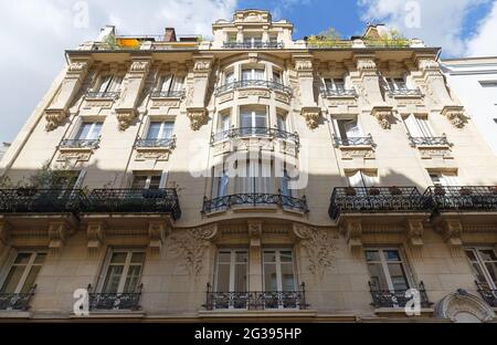 Traditionelle französische Haus mit typischen Balkonen und Fenstern. Paris, Frankreich. Stockfoto