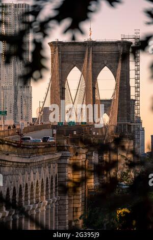 New York City - USA - Nov 4 2020: Wunderschöne Blattfarben der Brooklyn Bridge New York Stockfoto