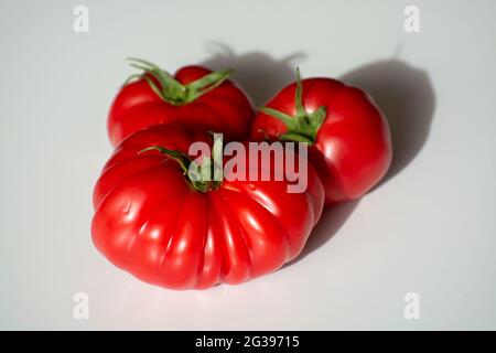 Reife rosa leckere monterosa-Tomaten aus Spanien aus nächster Nähe Stockfoto