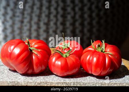 Reife rosa leckere monterosa-Tomaten aus Spanien aus nächster Nähe Stockfoto