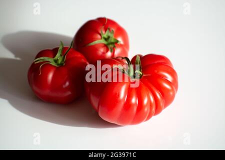 Reife rosa leckere monterosa-Tomaten aus Spanien aus nächster Nähe Stockfoto