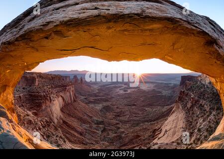 Mesa Arch bei Sunrise, Canyonlands National Park, Utah, USA Stockfoto