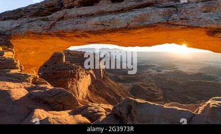 Mesa Arch bei Sunrise, Canyonlands National Park, Utah, USA Stockfoto