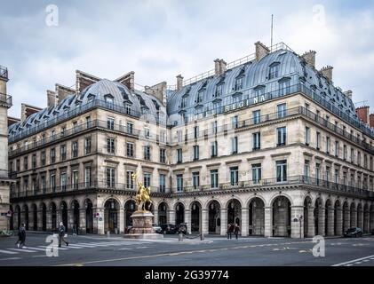 Paris, Frankreich, FEV 2020, Ansicht von htel Regina vor einer vergoldeten Statue von Jeanne d'Arc zu Pferd auf dem Place des Pyramides Stockfoto