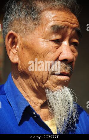 Chen Fuyou, 81 Jahre alt, ein ehemaliger Soldat aus der Stadt Longling, hatte den Kontakt zu seinen Verwandten in der Heimat schon seit 57 Jahren verloren. Er verbrachte sein endliches Leben mit Elend und senilen Krankheiten. Er hat immer noch eine lebenslange unbeantwortete Frage, wann seine Mutter starb und wie, ob sein älterer Bruder noch lebt oder nicht. Er hat unzählige Briefe an die Adresse des Hauses geschickt, das er verlassen hat, aber es gibt keine Ahnung davon, ob die Briefe empfangen wurden oder nicht. Er wartet immer noch und wünscht sich, in sein Vaterland zurückzukehren und die Wahrheit vor dem Ende seines Lebens herauszufinden. Chiang Rai, Thailand. 24. Januar 2 Stockfoto