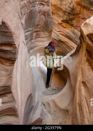 Frau beim Erkunden des Little Wild Horse Canyon, Utah, USA Stockfoto